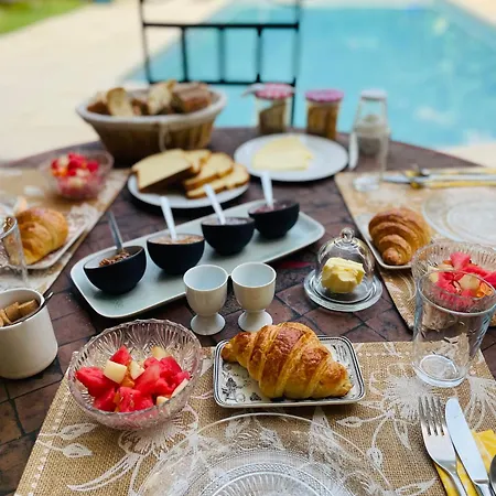 Maison Des Bourgades לינה וארוחת בוקר 3*
