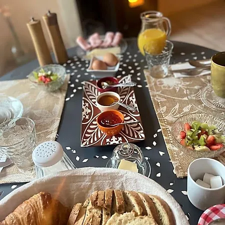 Couette-café Maison Des Bourgades 3*