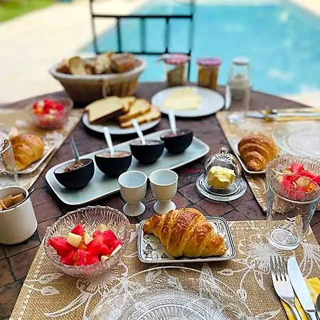 Maison Des Bourgades Couette-café Saint-Julien-de-Peyrolas