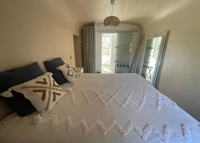 Maison Des Bourgades Bed & Breakfast 3*