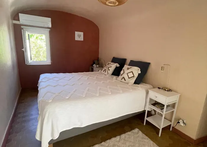 Maison Des Bourgades Bed & Breakfast 3*
