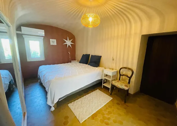 Maison Des Bourgades Bed & Breakfast 3*