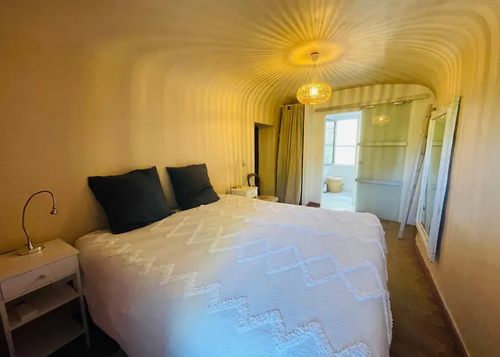 Bed & Breakfast Maison Des Bourgades 3*