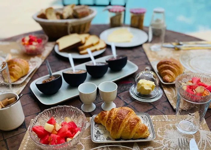 Maison Des Bourgades Bed & Breakfast 3*